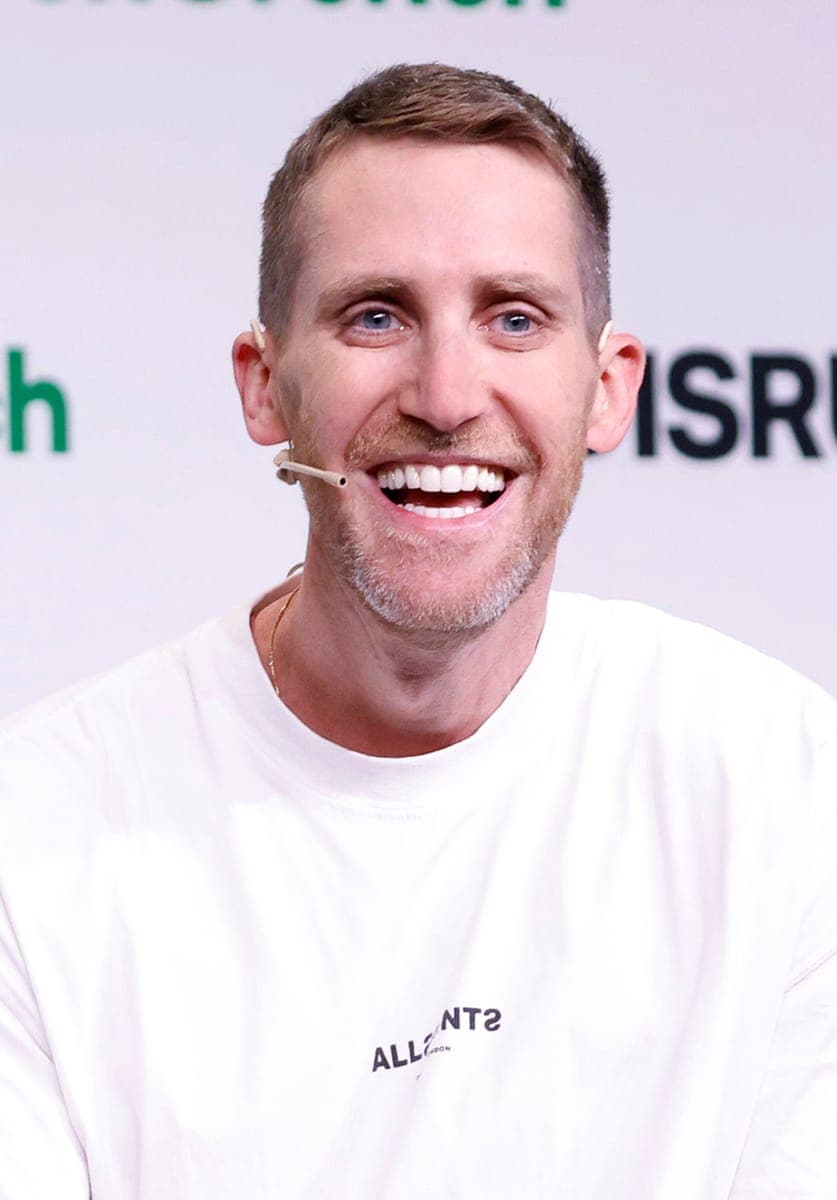 אסף רפפורט מדבר על הבמה בכנס TechCrunch Disrupt 2024