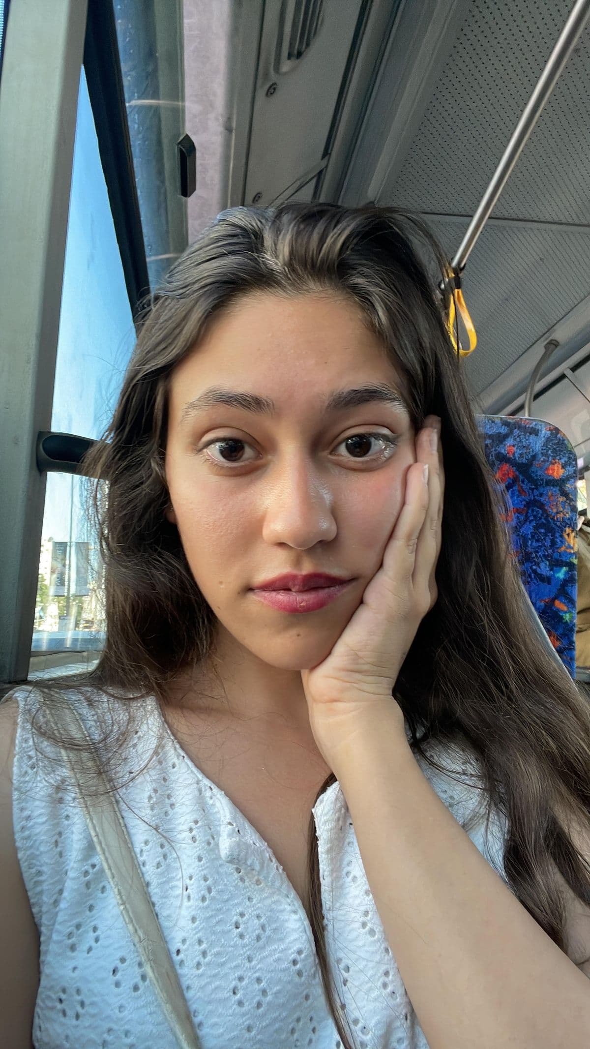 هدار موختار في نشاط جماهيري مع علم إسرائيل